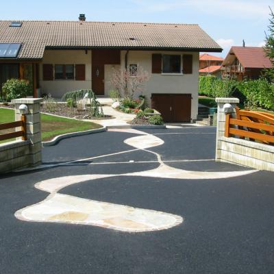 Cour en enrobé et motif en pierre naturelle