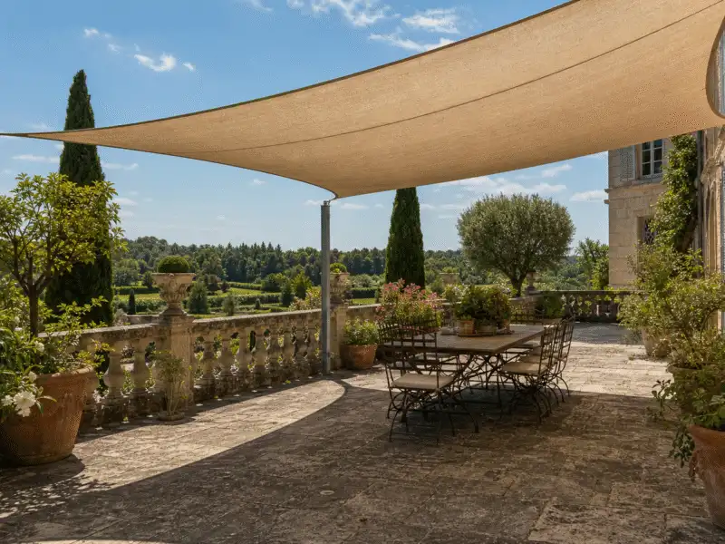Voile d'ombrage tendu au-dessus d'une terrasse de chateau
