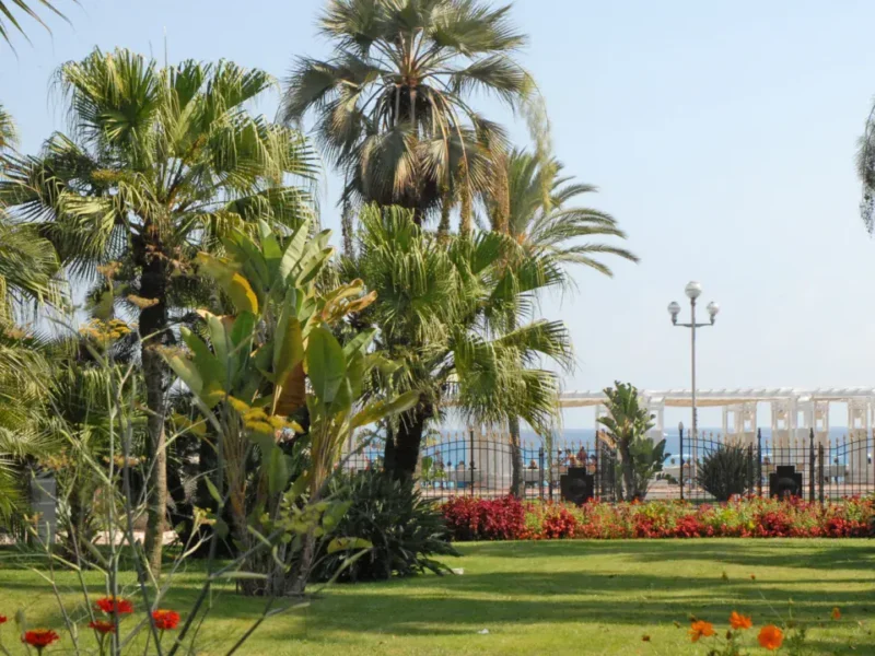 Jardin régulier de la Villa Masséna à Nice, devant la villa et près de la mer