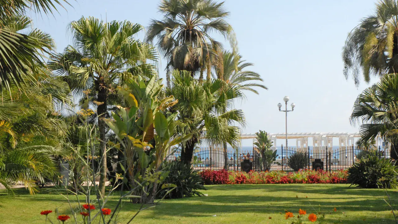 Jardin régulier de la Villa Masséna à Nice, devant la villa et près de la mer