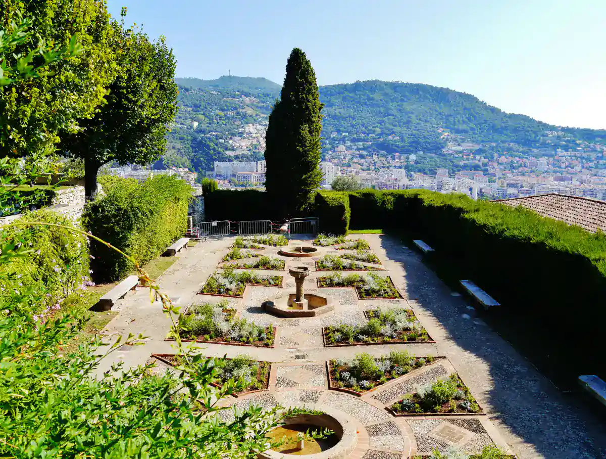 Parterres fleuris et allées géométriques du jardin du Monastère de Cimiez à Nice