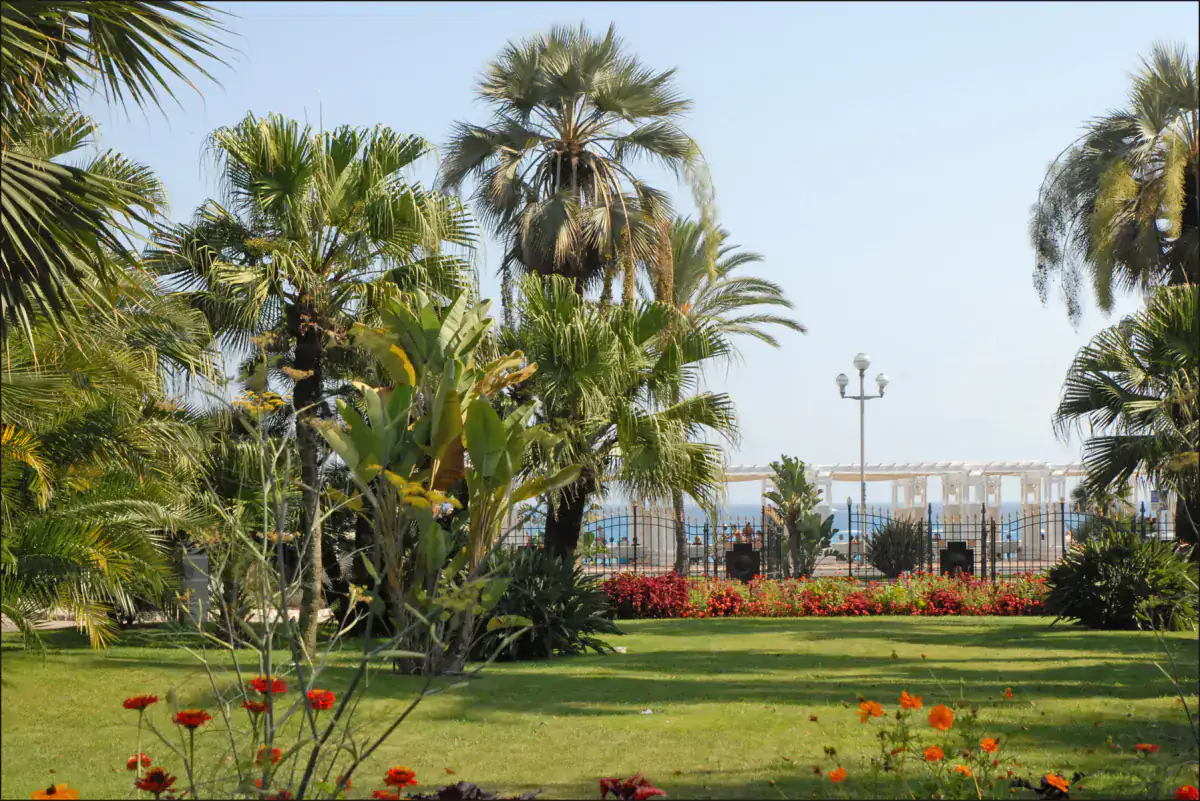 Jardin régulier de la Villa Masséna avec la promenade des Anglais et la mer en arrière-plan