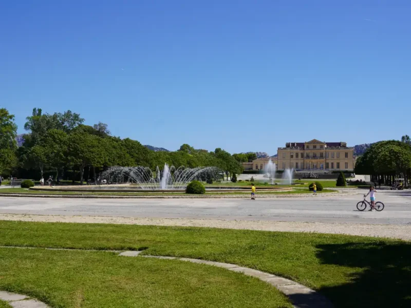 Fontaine du parc Borély avec le château au fond à Marseille en mai 2024