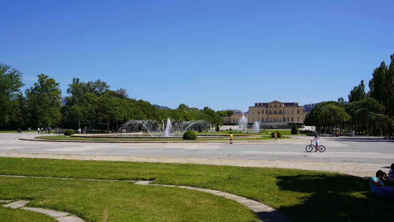Fântână în Parc Borély cu Château Borély în fundal, Marsilia, mai 2024