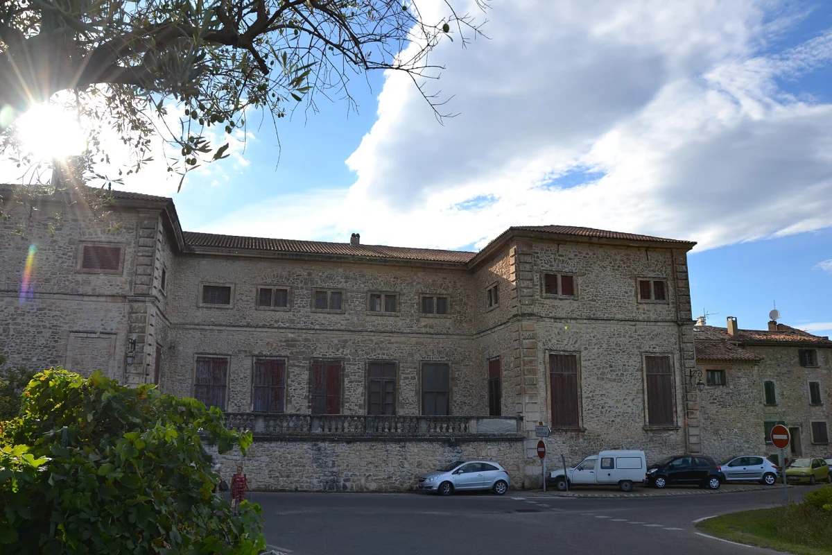 Fațada de piatră a Château de Thézan din Saint-Didier