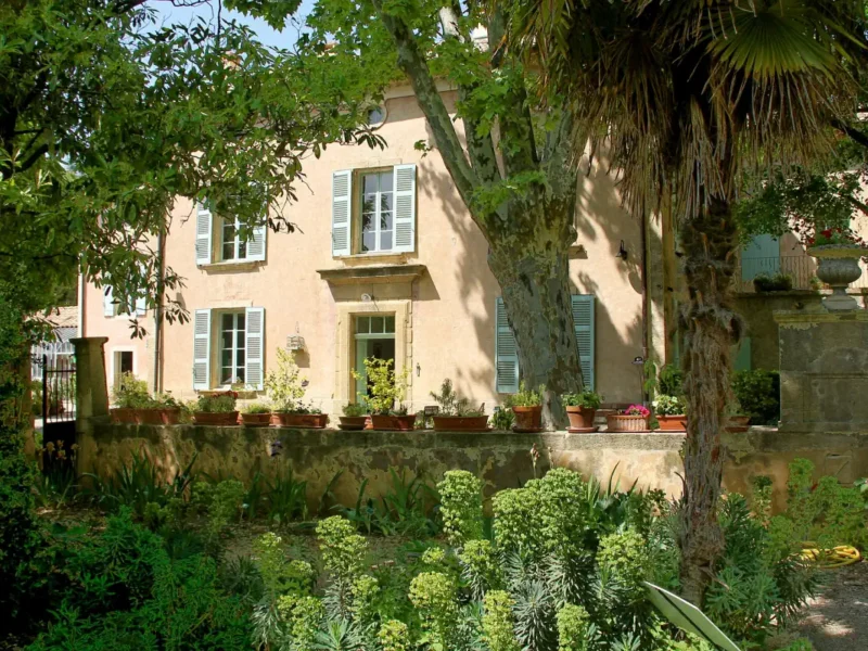 Maison et végétation du jardin de l’Harmas Jean-Henri Fabre à Sérignan-du-Comtat.