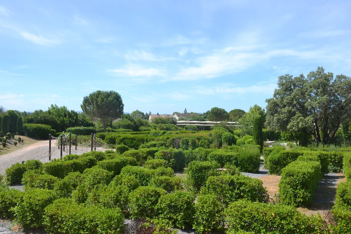 Straturi geometrice și vegetație mediteraneeană în Jardin romain de Caumont-sur-Durance