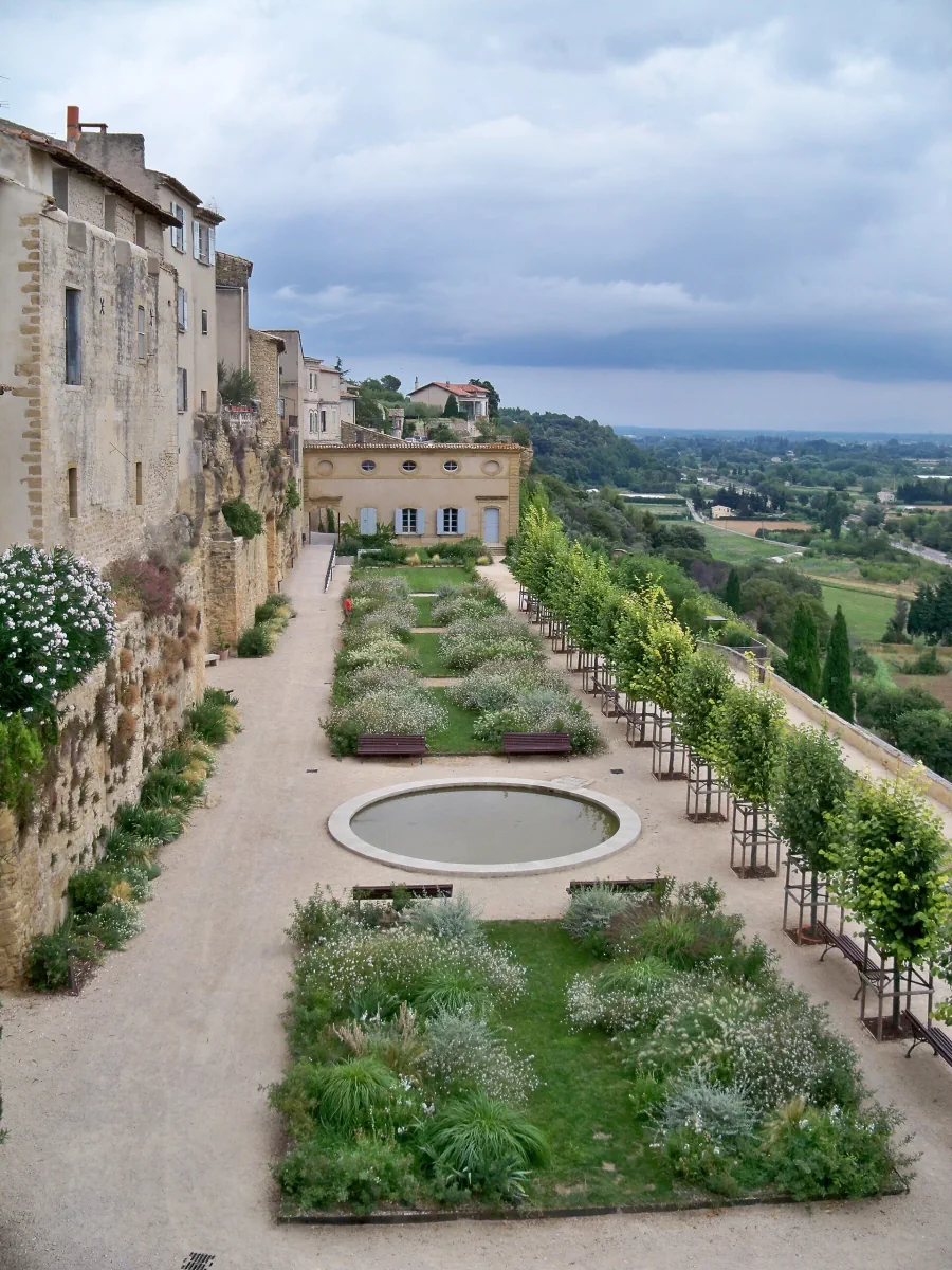 Terasele amenajate ale Château de Lauris deasupra văii Durance