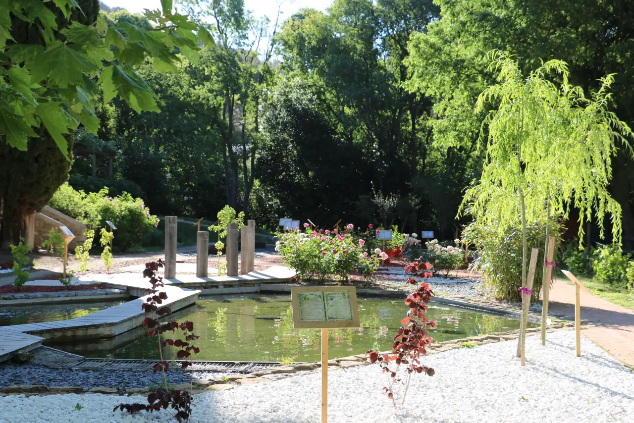 Wasserbecken und bepflanzte Terrassen im Jardin de Baudouvin in La Valette-du-Var