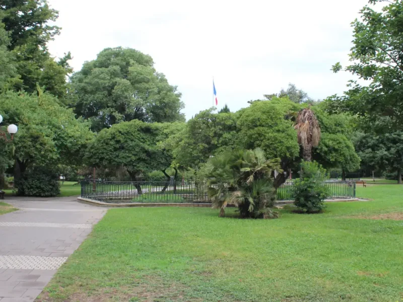 Pelouse, allées, arbres et bassin clôturé du Jardin Alexandre-Ier à Toulon en juillet 2017
