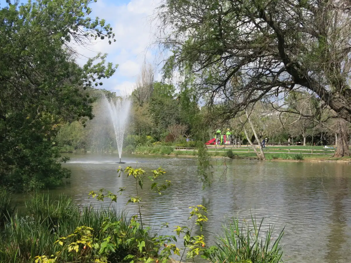 Teich mit altem Baumbestand und Parkbepflanzung im Parc Olbius-Riquier