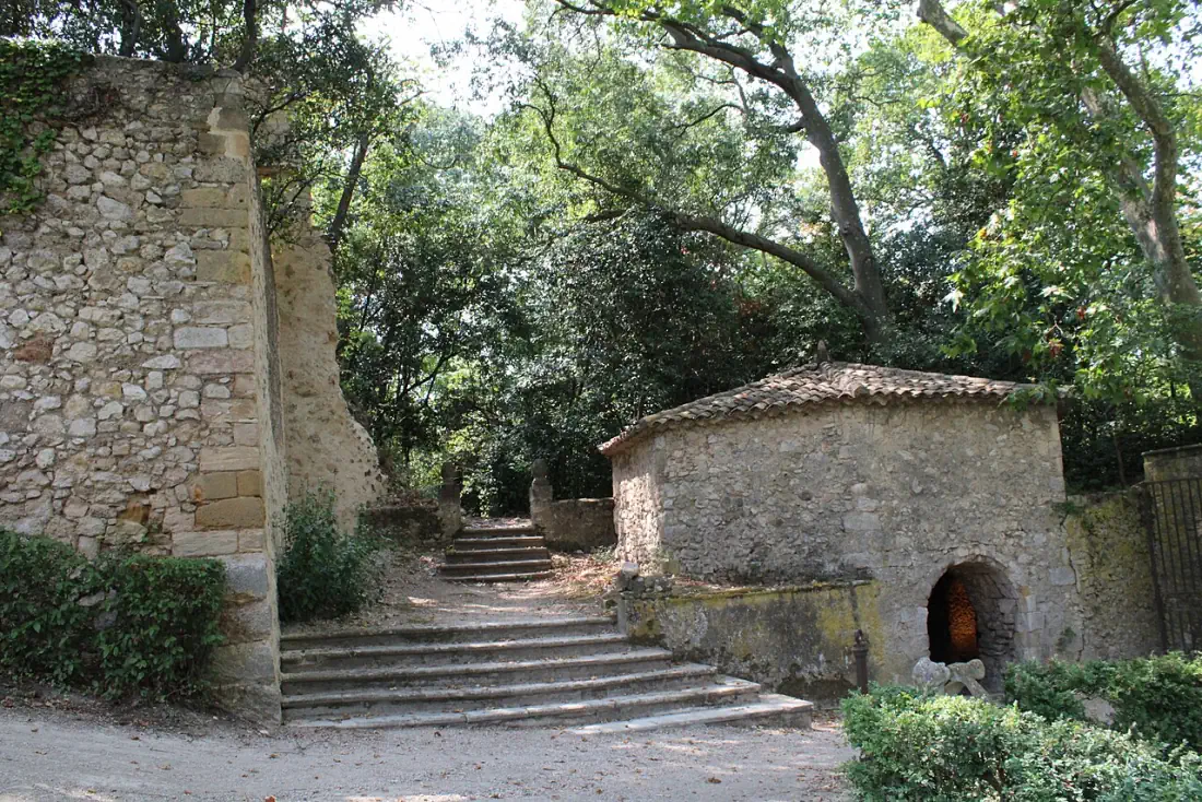 Stone steps, walls and a small vaulted structure in the Jardins d’Albertas