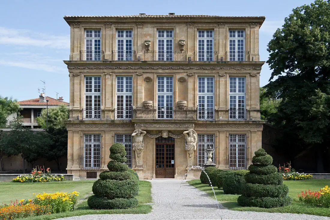 The Pavillon de Vendôme behind its central path, topiary, water jets and flower beds
