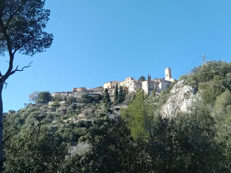 Èze Village accroché au relief, vu depuis le chemin de Nietzsche