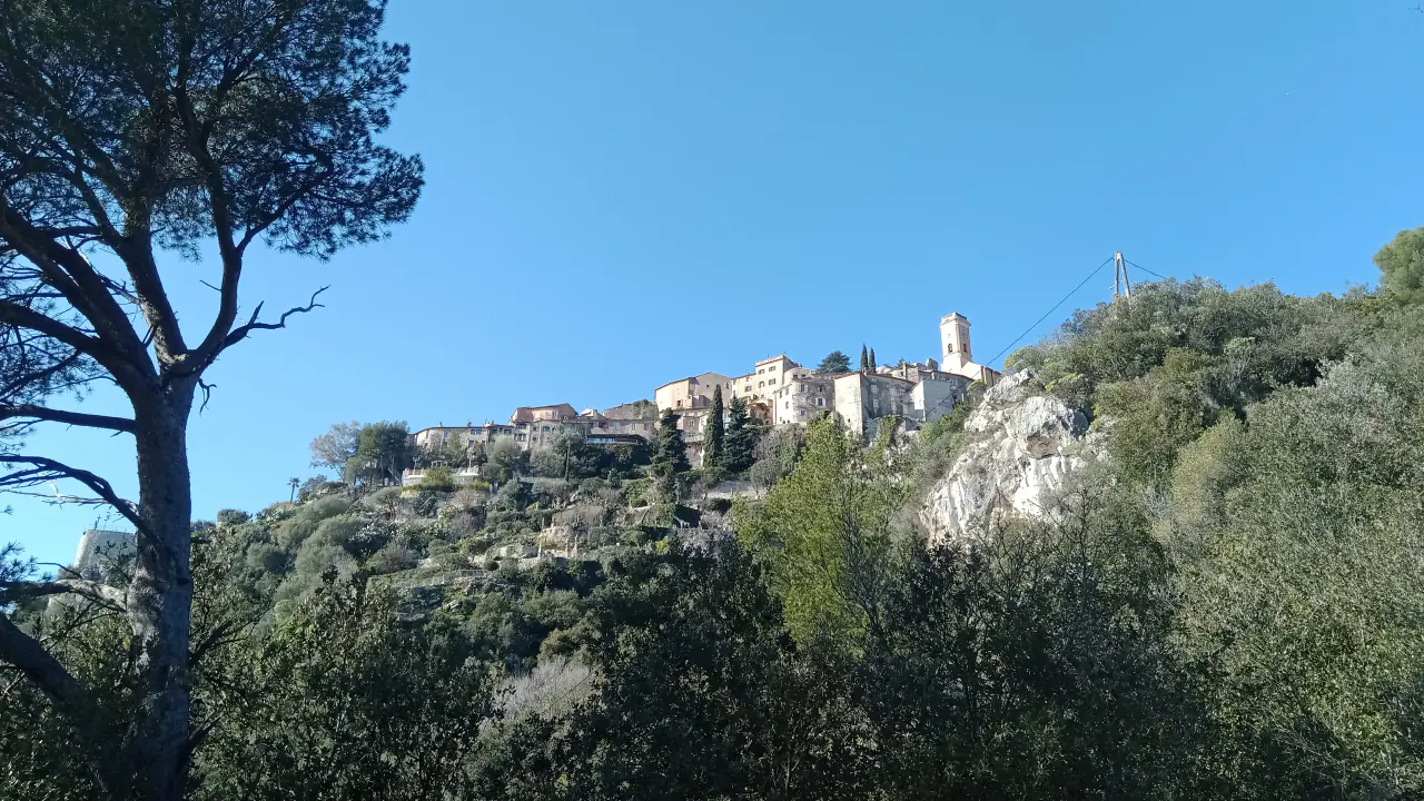 Èze Village accroché au relief, vu depuis le chemin de Nietzsche