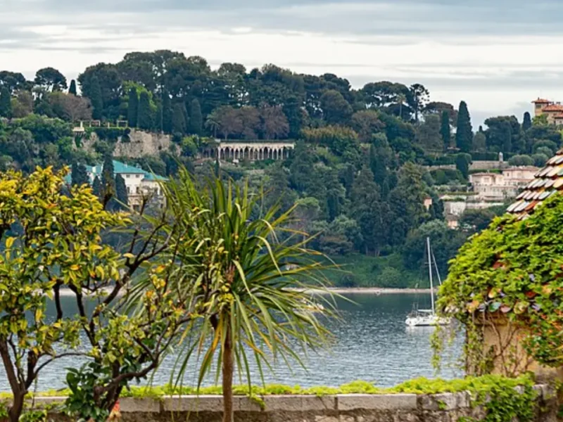 Végétation méditerranéenne et rade vues depuis les jardins de la Citadelle de Villefranche-sur-Mer en avril 2025