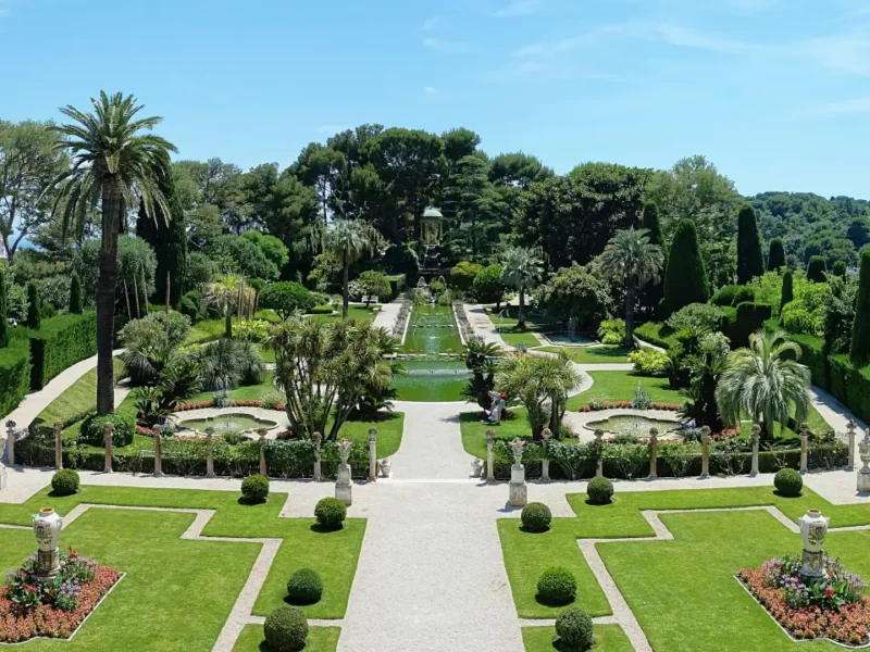 Jardin à la française de la Villa Ephrussi de Rothschild vu depuis la villa en juin 2018