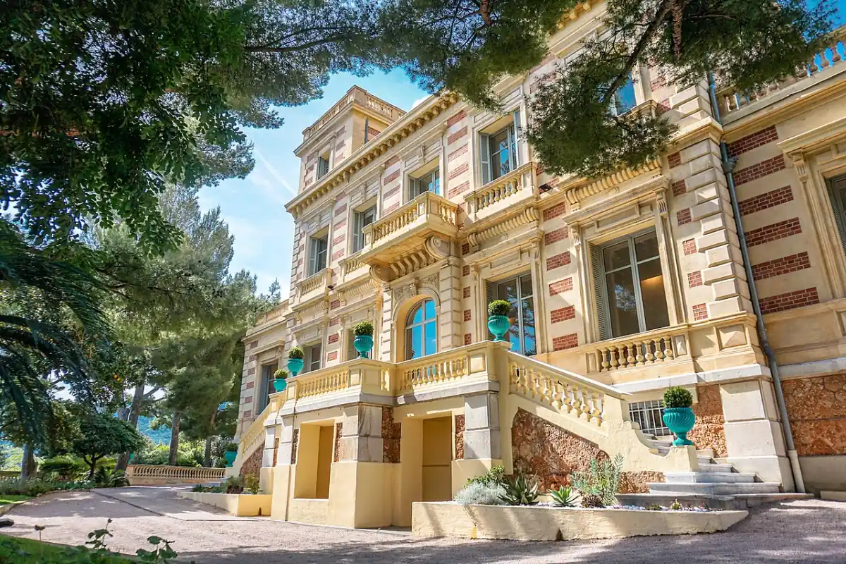 Château des Terrasses de Cap-d'Ail entouré de son parc méditerranéen