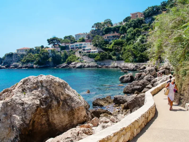 Sentier du littoral de Cap-d'Ail entre rocher, végétation côtière et mer