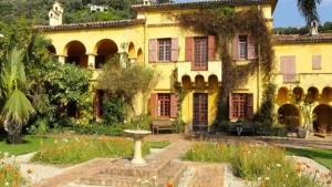 Paisajismo exterior elegante con terraza, estructura y vegetación
