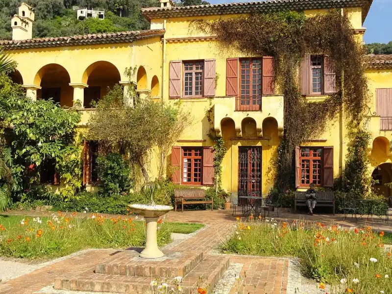 Façade ocre et jardin planté du Jardin botanique Val Rahmeh à Menton
